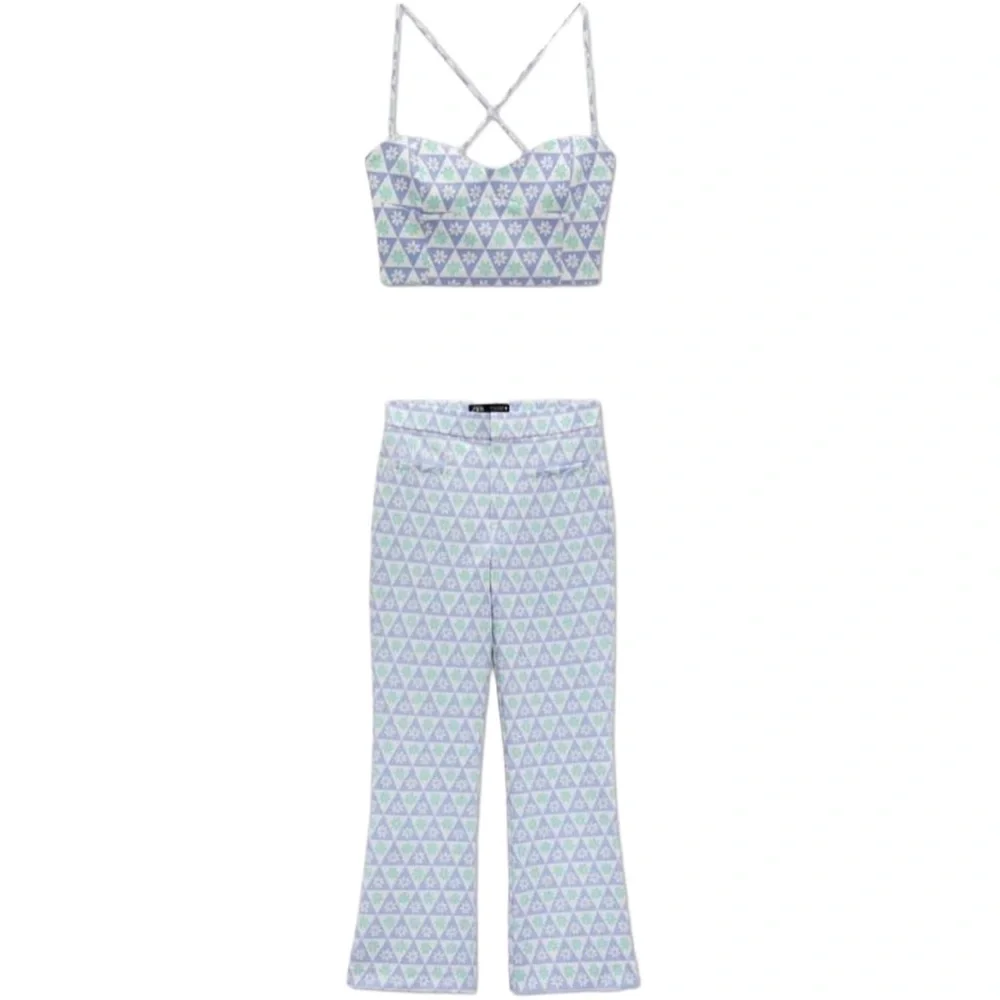 Zara details features